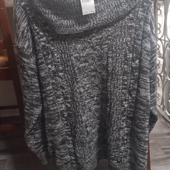 Never Worn New women's warm sweater - Picture 4 of 4